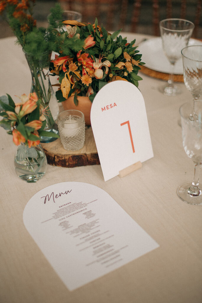 menu de casamento branco e preto e marcador de mesa branco com estampa laranja