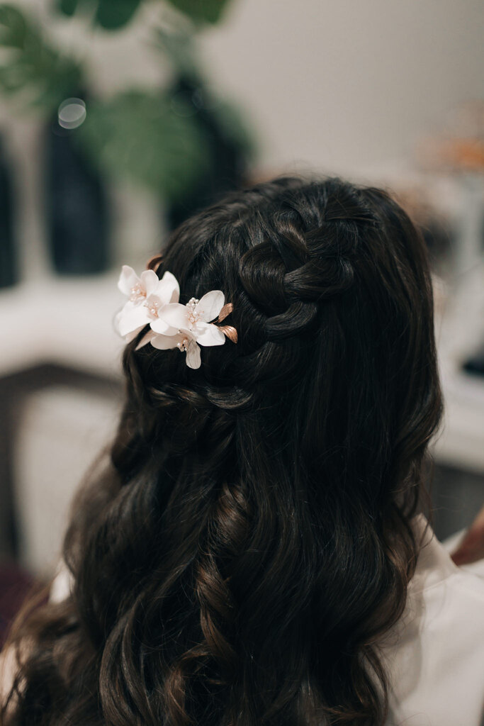 noiva com penteado semi preso com tranças com flores brancas