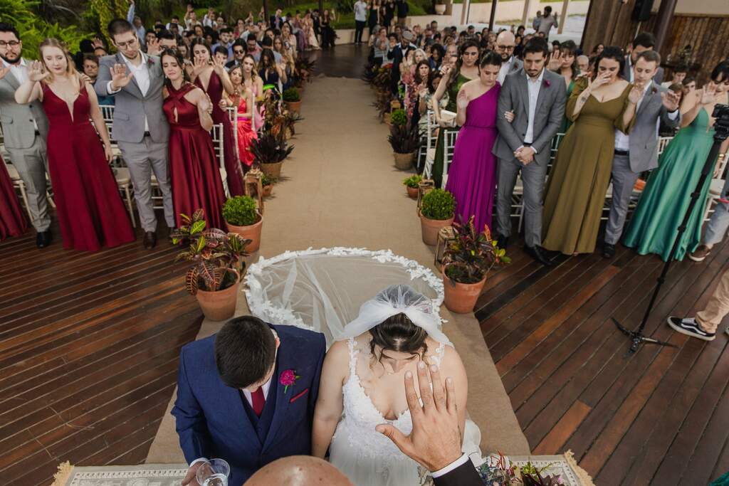 noivos recebendo benção durante a cerimonia de casamento