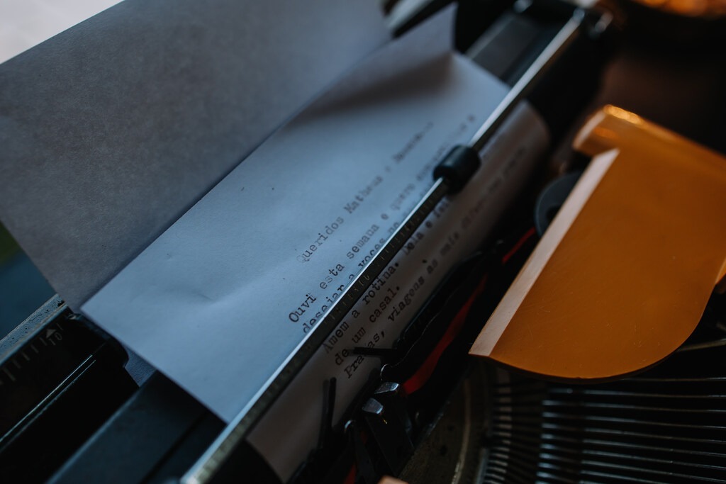 máquina de escrever amarela