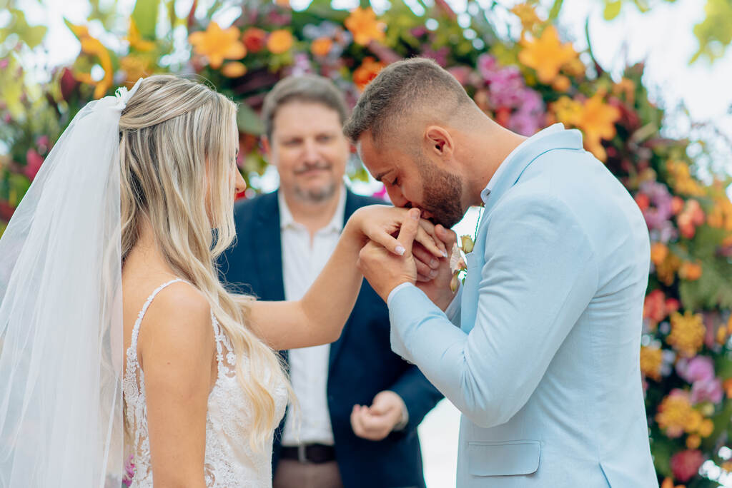 noivo beijando a mão da noiva