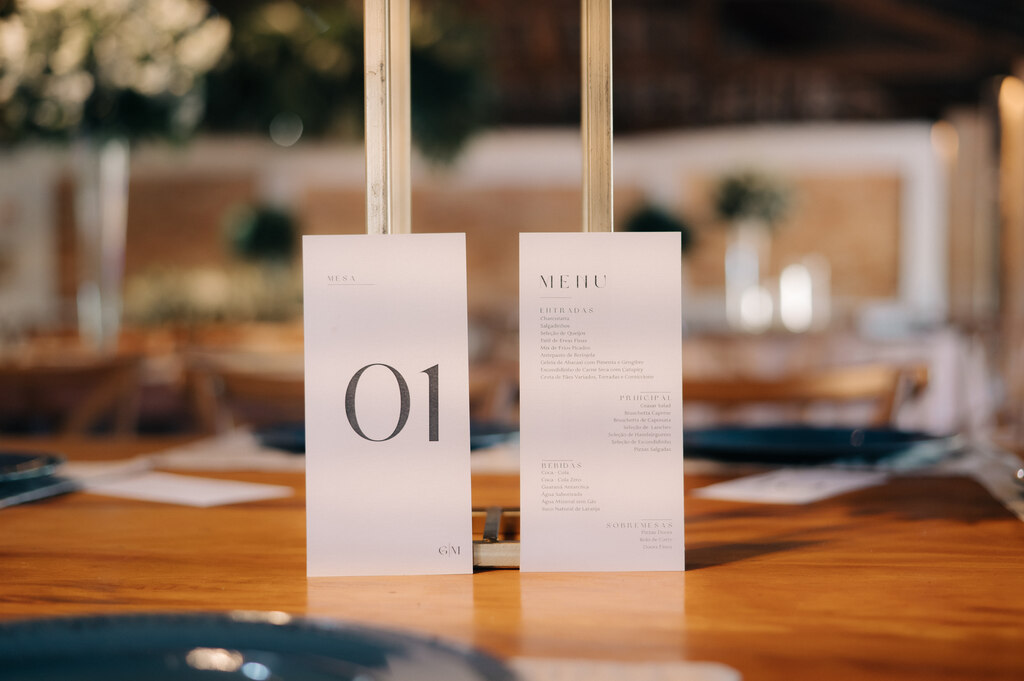 menu e maracdor de mesa branco minimalista em cima da mesa