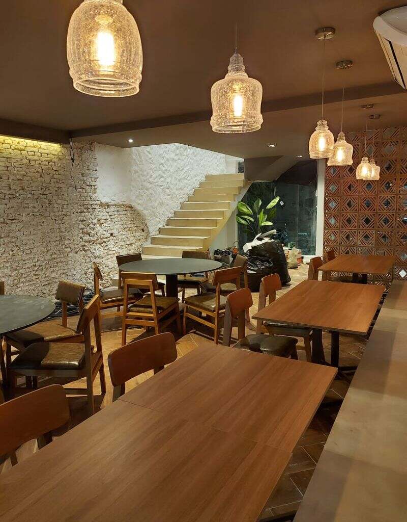 espaço com mesas e cadeiras no Casa Rios Restaurantes