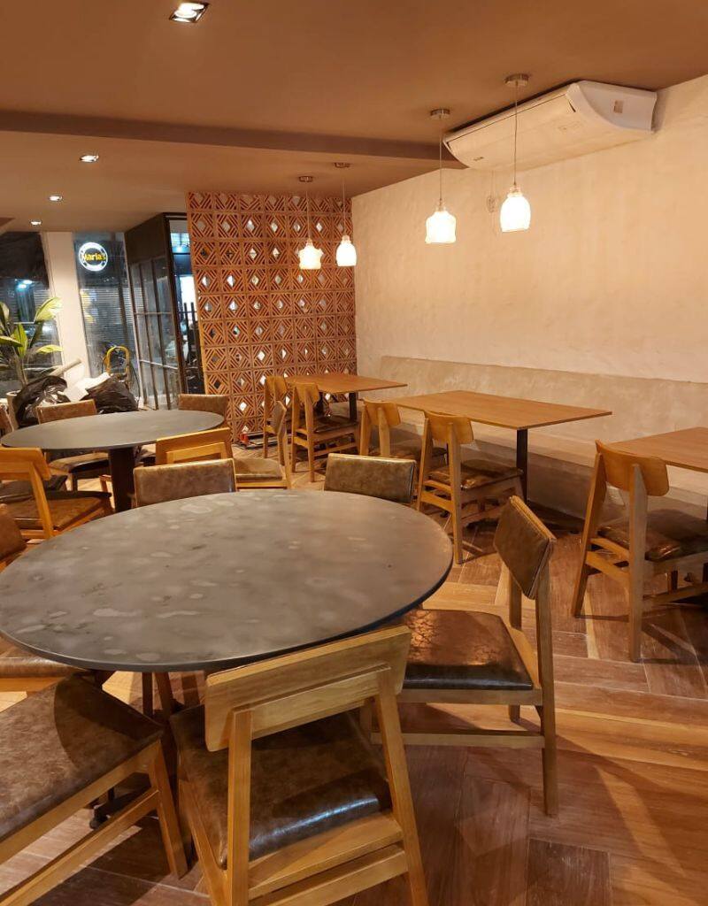 espaço com mesas e cadeiras do Casa Rios Restaurantes