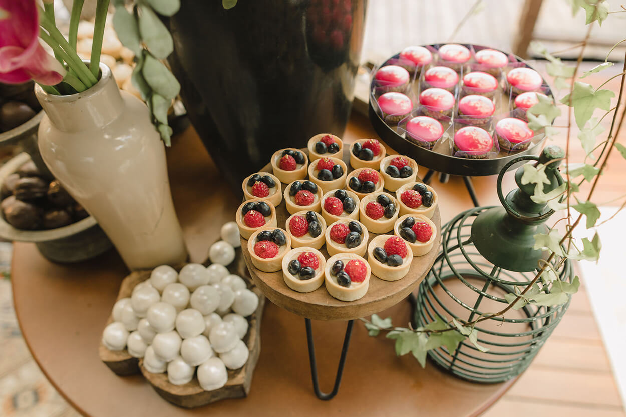 mesa de doces de casamento com bandejas de madeira 