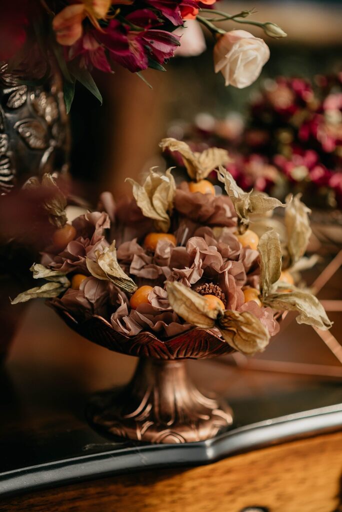 mesa de doces em casamento com bandeja bronze com doces de physalis