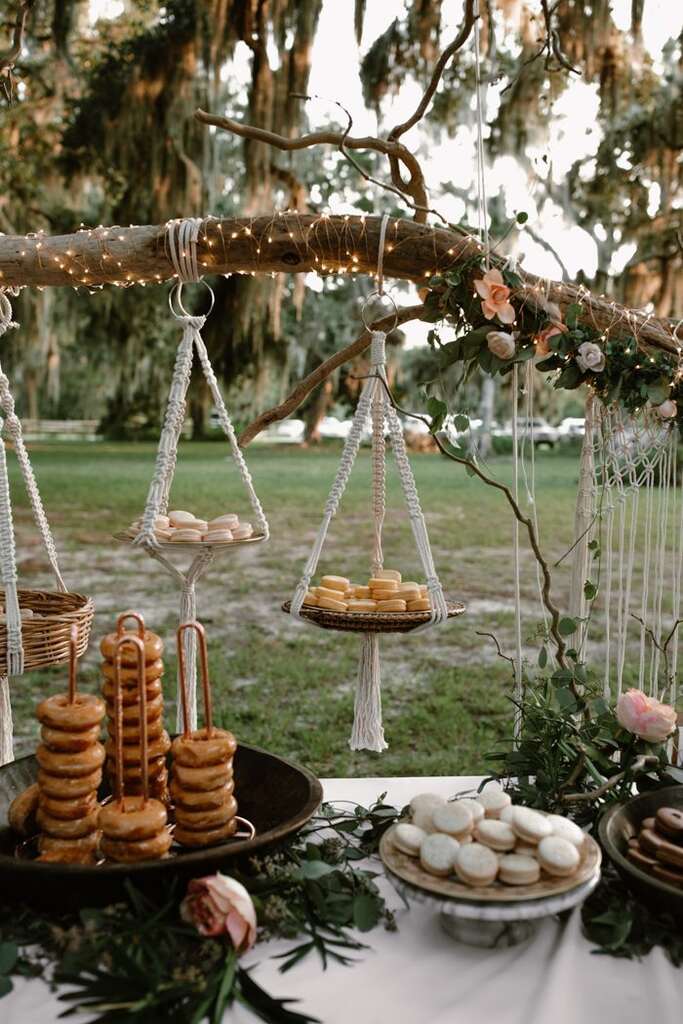mesa de doces em casamento com bandejas pentes seguradas com macrame