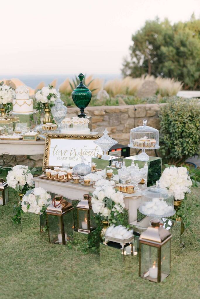 mesas com flores e decorações elegantee s e doces