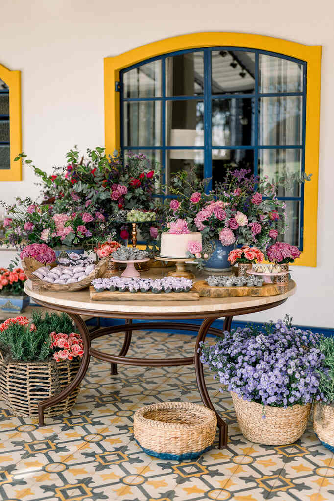  mesa-de-doces-de-casamento-com-flores (2)