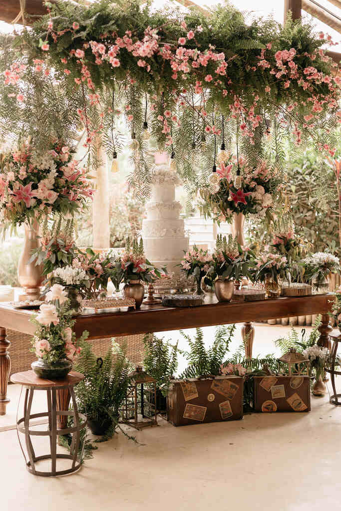mesa de guloseimas para casamento com decoração romântica