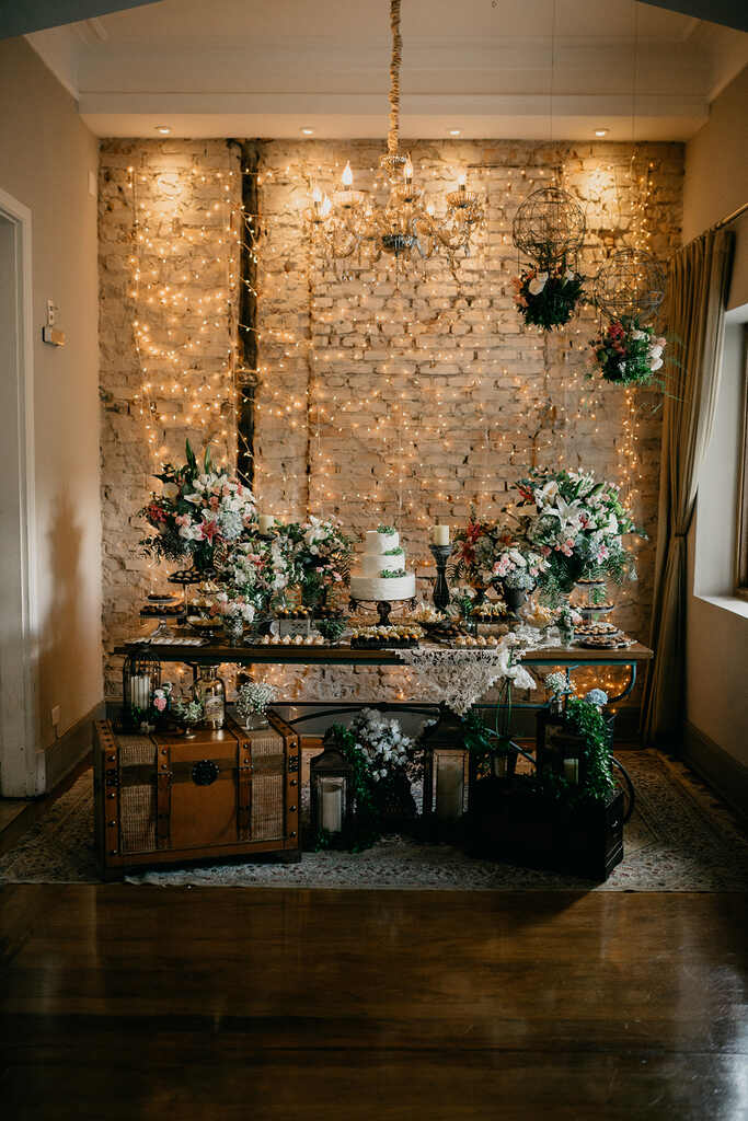 festa com decoração rústica com mesa de guloseimas para casamento