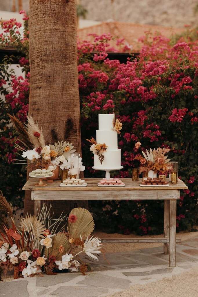 mesa de doces de casamento simples com capim dos pampas e flores secas