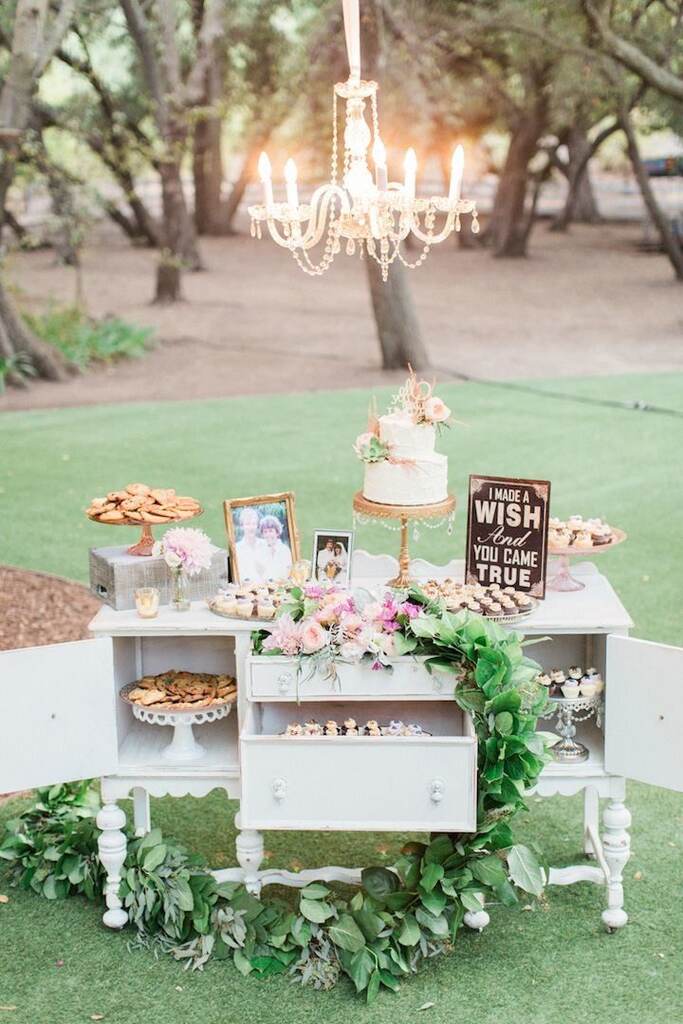 mesa de doces em casamento branco ao ar livre