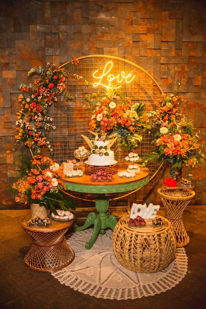 mesa de madeira verde e redonda com mesa de doces de casamento simples com flores laranjas