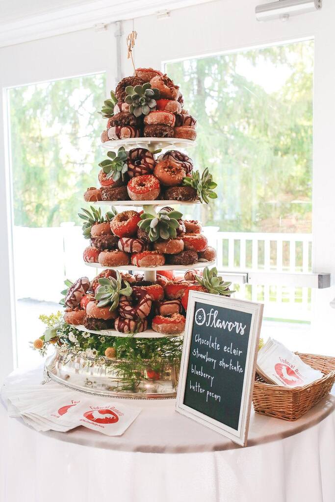 mesa de guloseimas para casamento em formato de torre branca com donuts e plaquinha tipo lousa