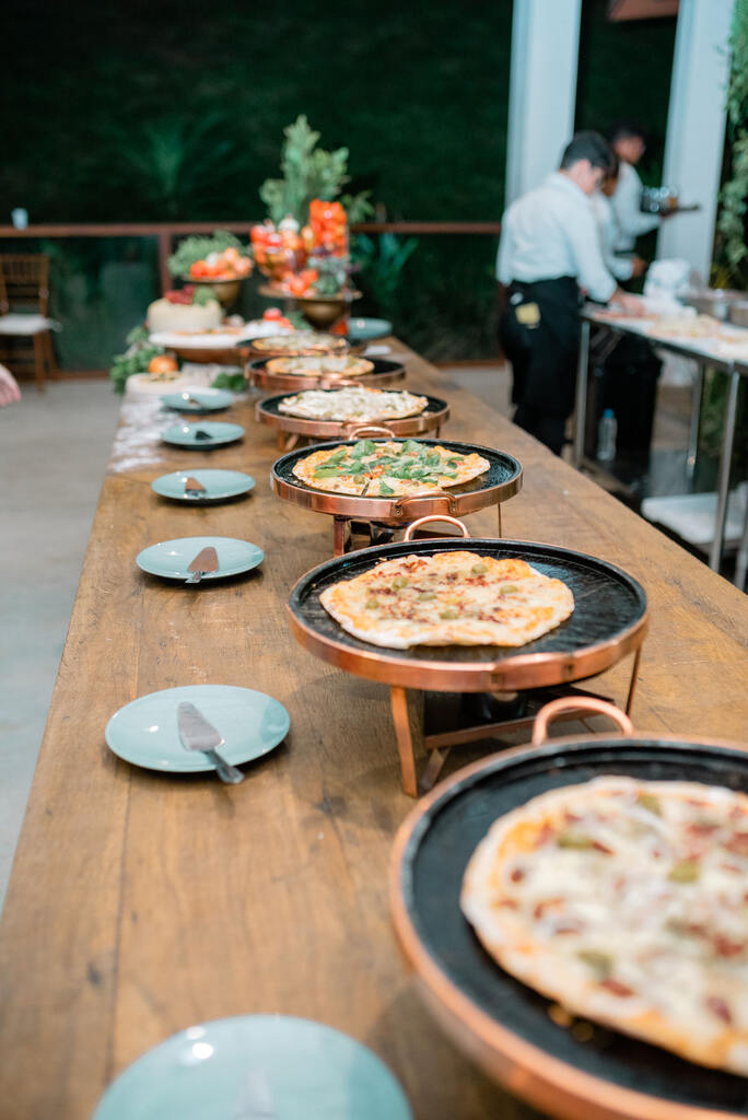 mesa com pizzas