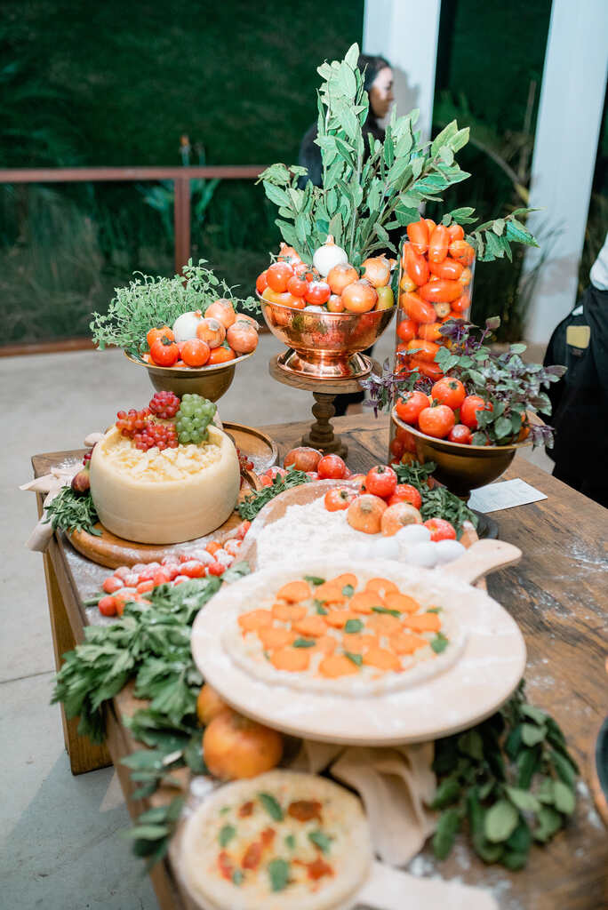 mesa com buffet decorada com tomatinhos