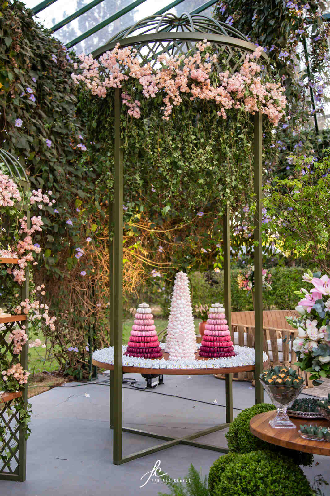mesa rendoda com três torres de macarons em degrade cor de rosa 