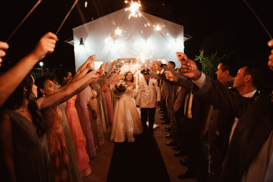 Ju Ventura organiza saida dos noivos com sparkles