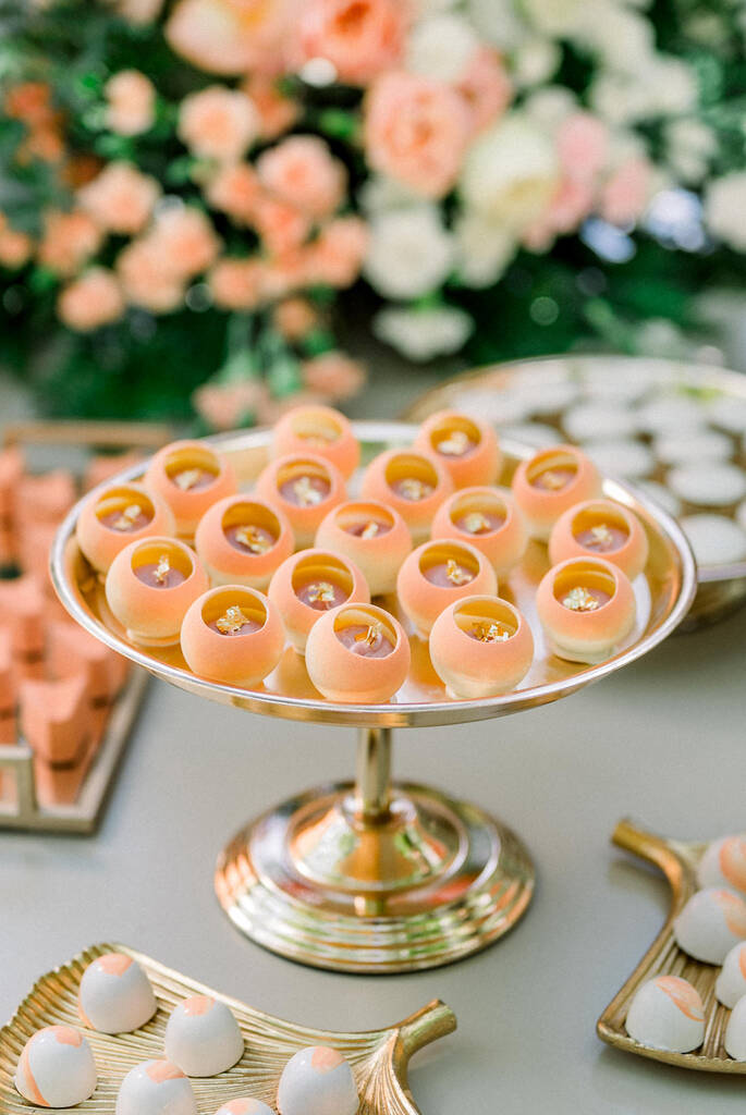 bandeja dourada com doce de casamento na cor peach fuzz