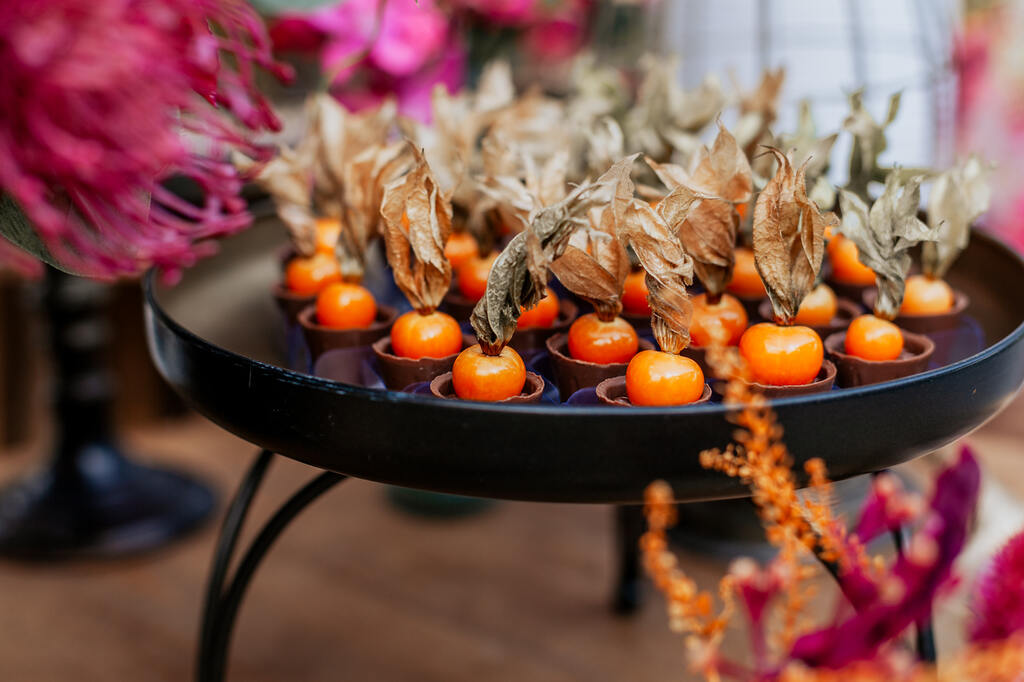 bandeja de metal com doces de physalis para decorar mesa de doces finos para casamento