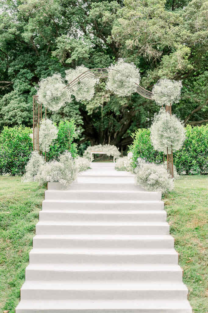 altar com flores brancas no topo da escada no jardim