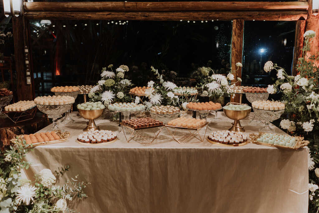 mesa com doces de casamento