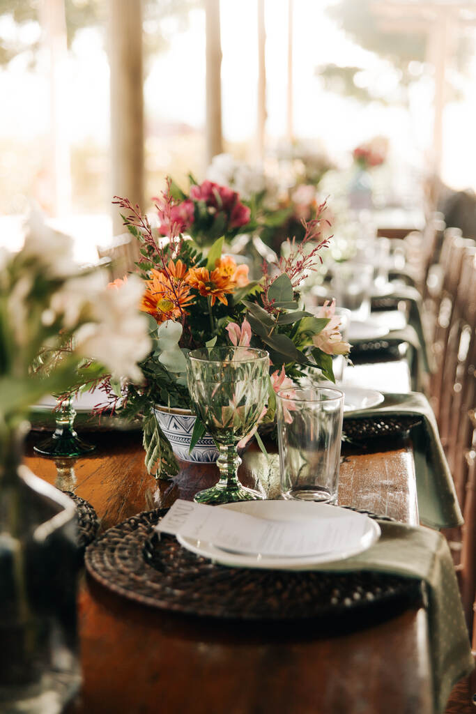 mesa posta com flores coloridas no centro