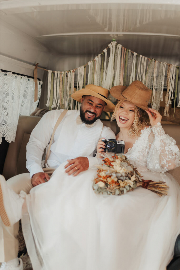 capa post: noivos dentro da kombi