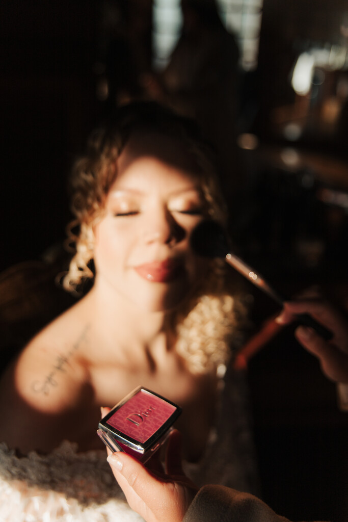 noiva sendo maquiada com blush rosa da dior