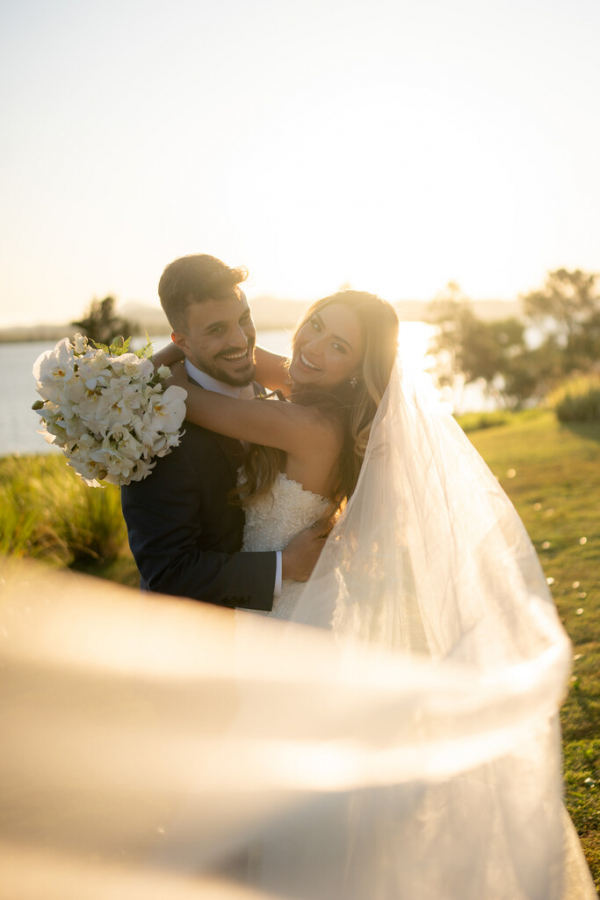 capa post: noivos abraçados