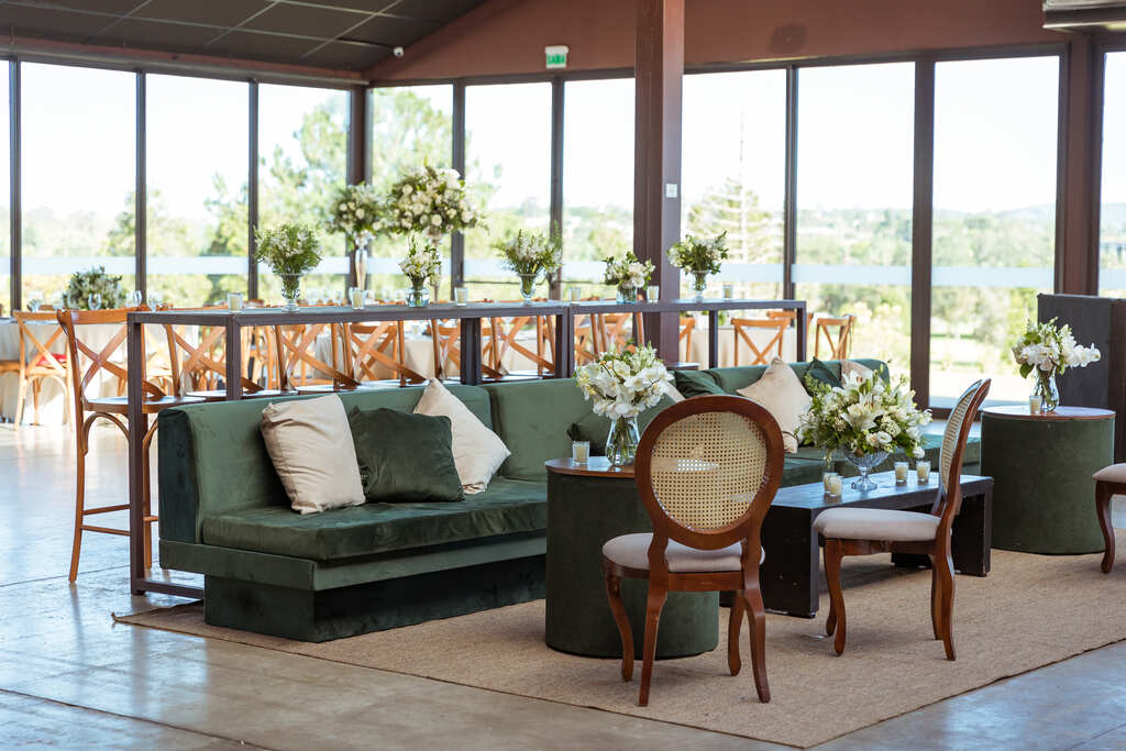 lounge com sofá e mesas verdes 