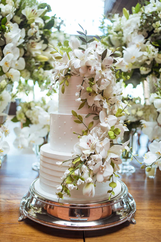 bolo de casamento branco com três ndares com topo com flores brancas