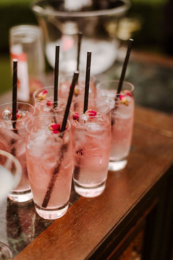 copos com bebida rosa para coquetel de casamento tarde