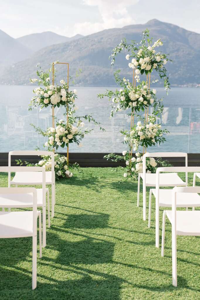altar desconstruído e minimalista com estrutura dourada com flores brancas
