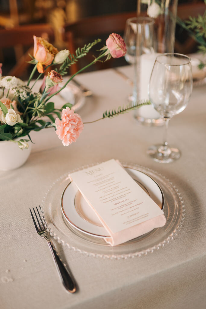 mesa posta elegante com menu branco
