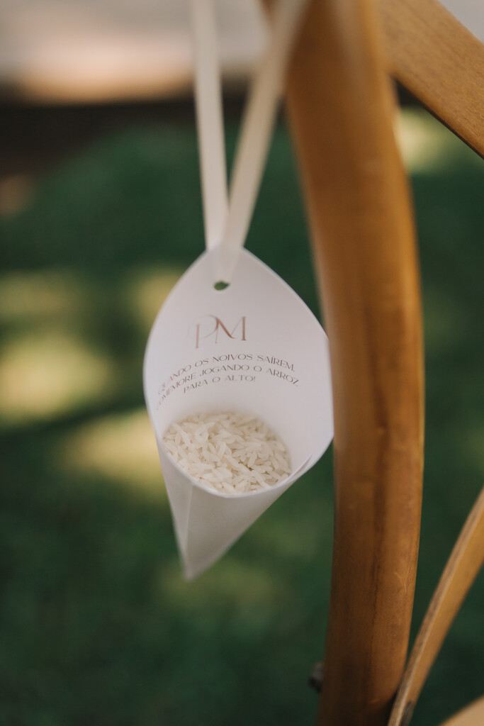 copinho de papel personalizado com arroz para saída dos noivos