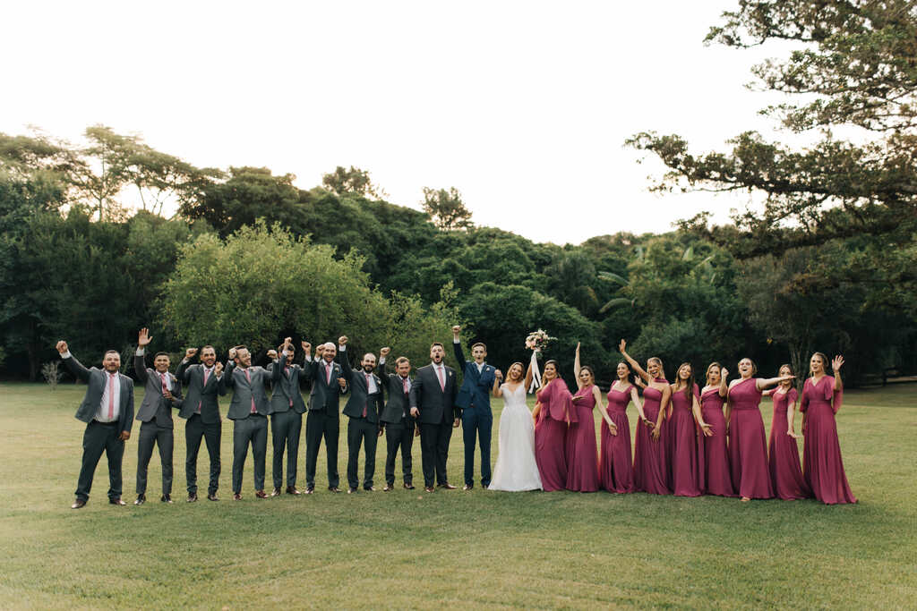 noivos ao lado das madrinhas com vestido malva e padrinhos com tenro cinza e gravata rosa