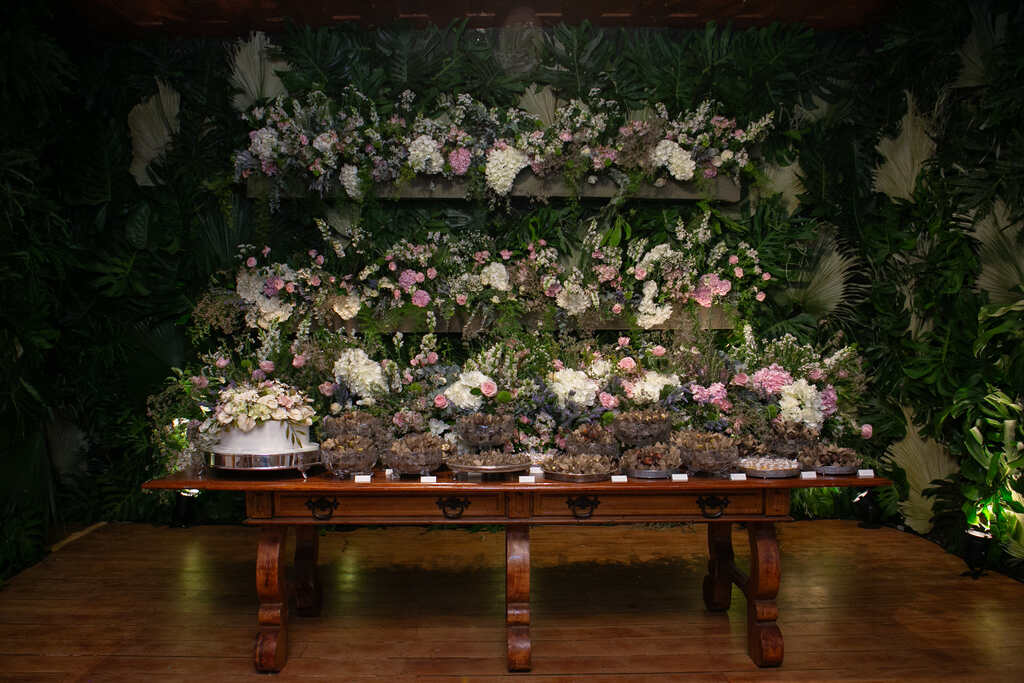 mesa do bolo com decoração romântica