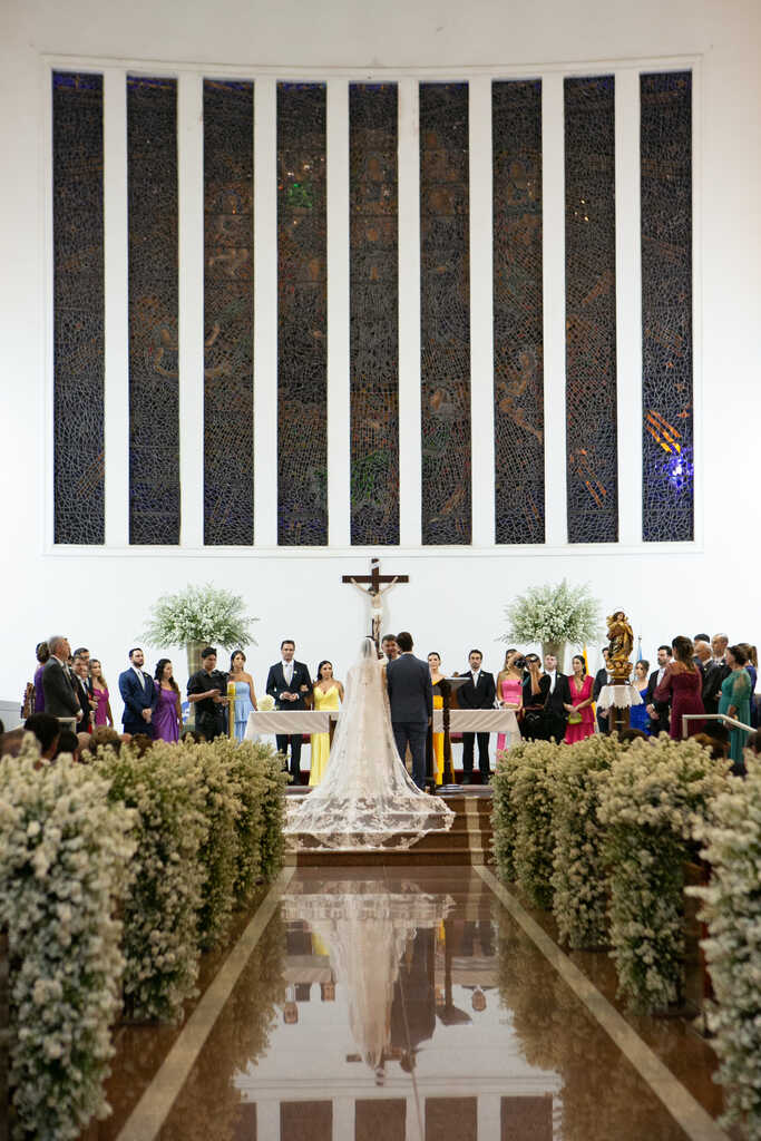 noivos no altar no casamento na igreja
