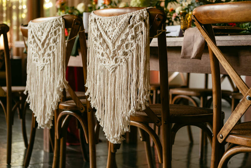 cadeira dos noivos decorada com macramê