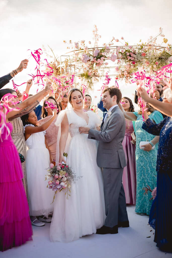 saída dos noivos sob fitas cor de rosa