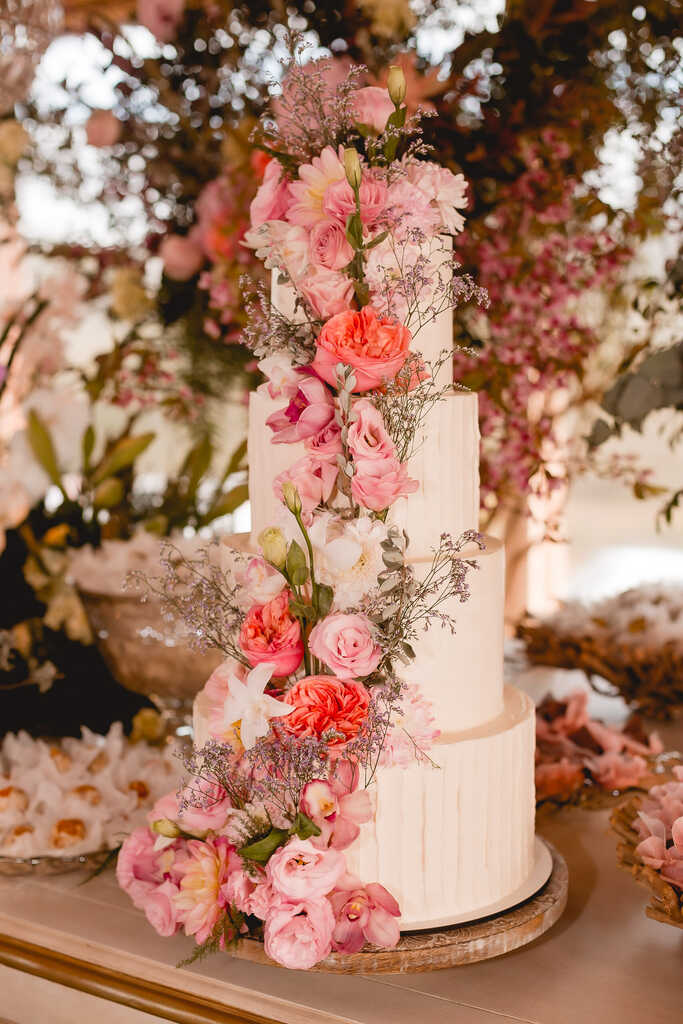 bolo de casamento branco romântico com 4 ndares e topo com flores laranjas e cor de rosa