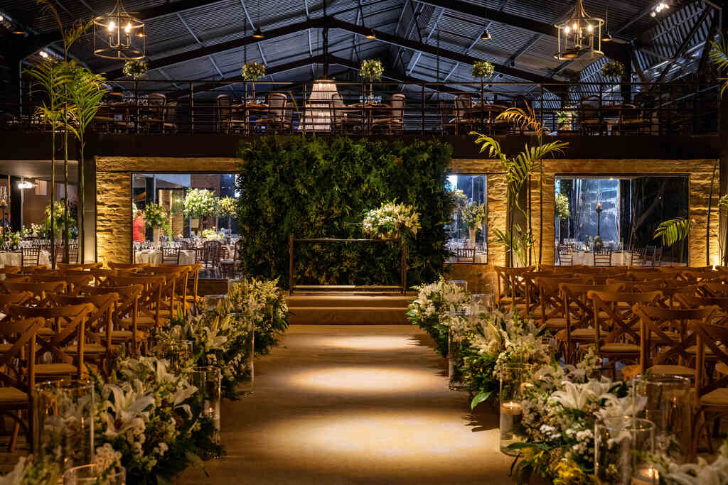 salão decorado para casamento clássico à noite com flores brancas