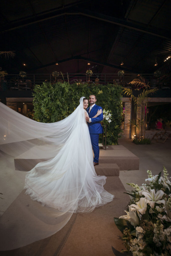 capa post: noivos se abraçando no altar