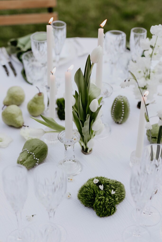decoração de casamento de dia com centro de mesa com velas e tulipa