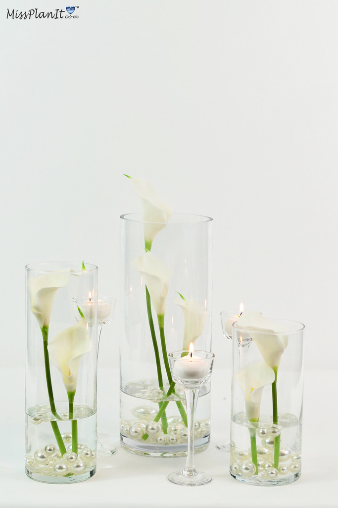 vasos de vidro com callas brancas e pérolas