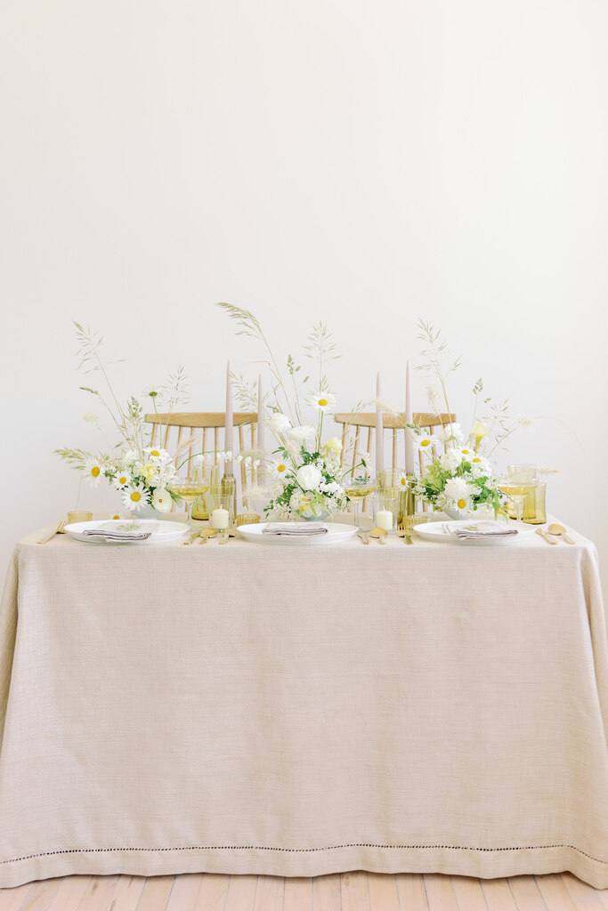 mesa dos noivos decorado com margaridas e plantas