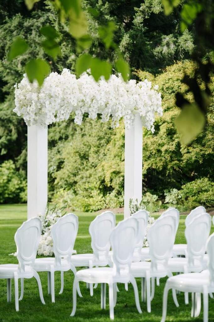 decoração de casamento de dia com altar com orquideas brancas