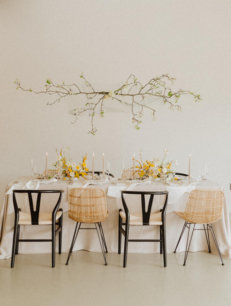 mesa simples e minimalista com flores amarelas